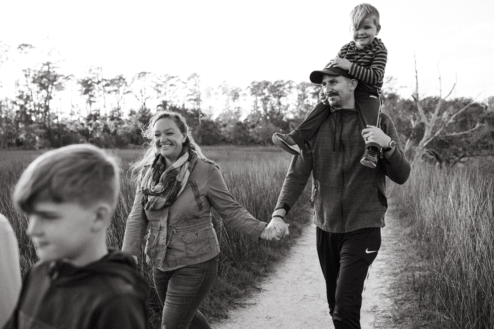 Family and Motherhood Photographer Lauren Neal Photography Family takes a walk in Savannah, Georgia
