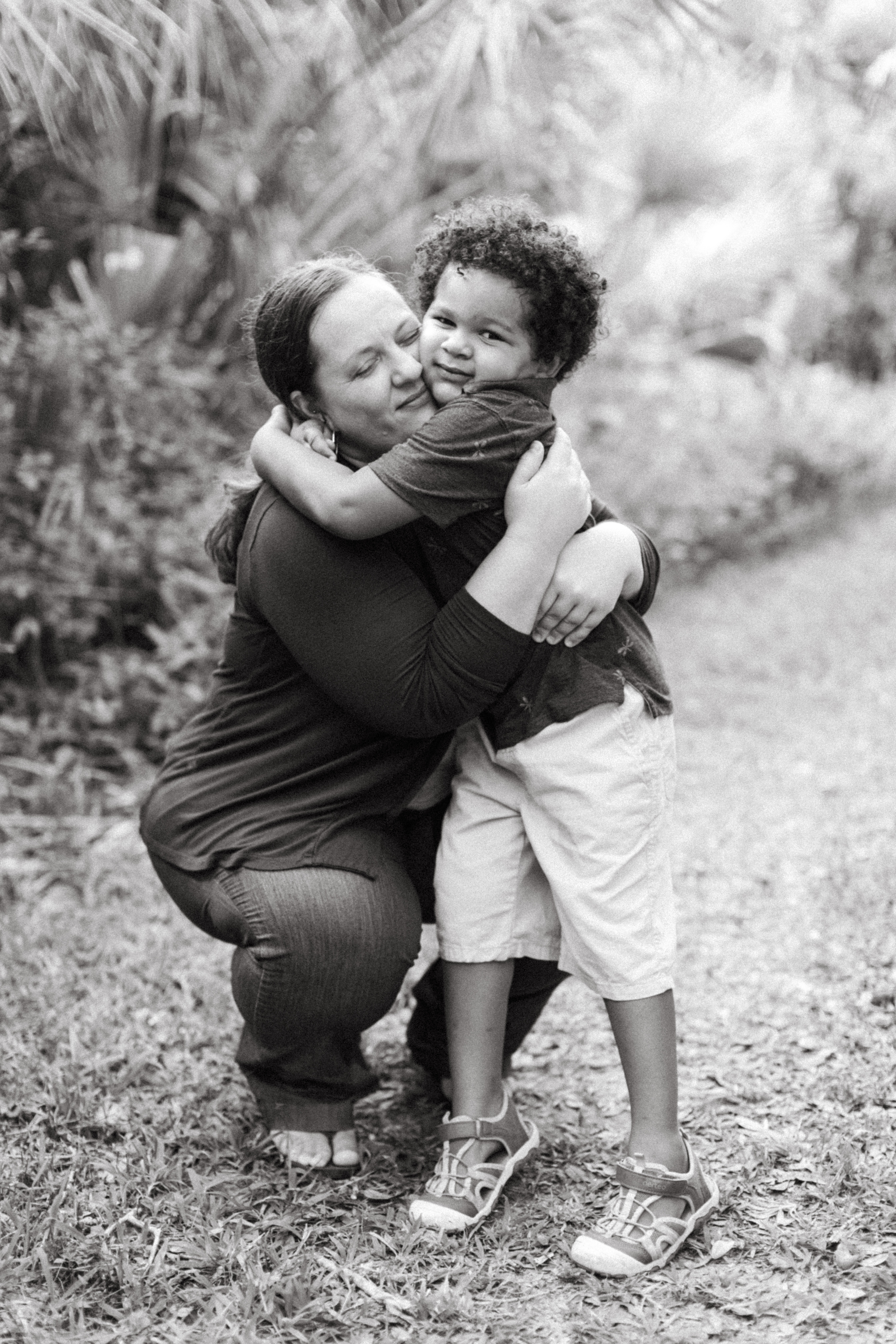 Lifestyle Family Photographer from Cincinnati, Ohio Black and white photo of mom holding her son in Venice, Florida