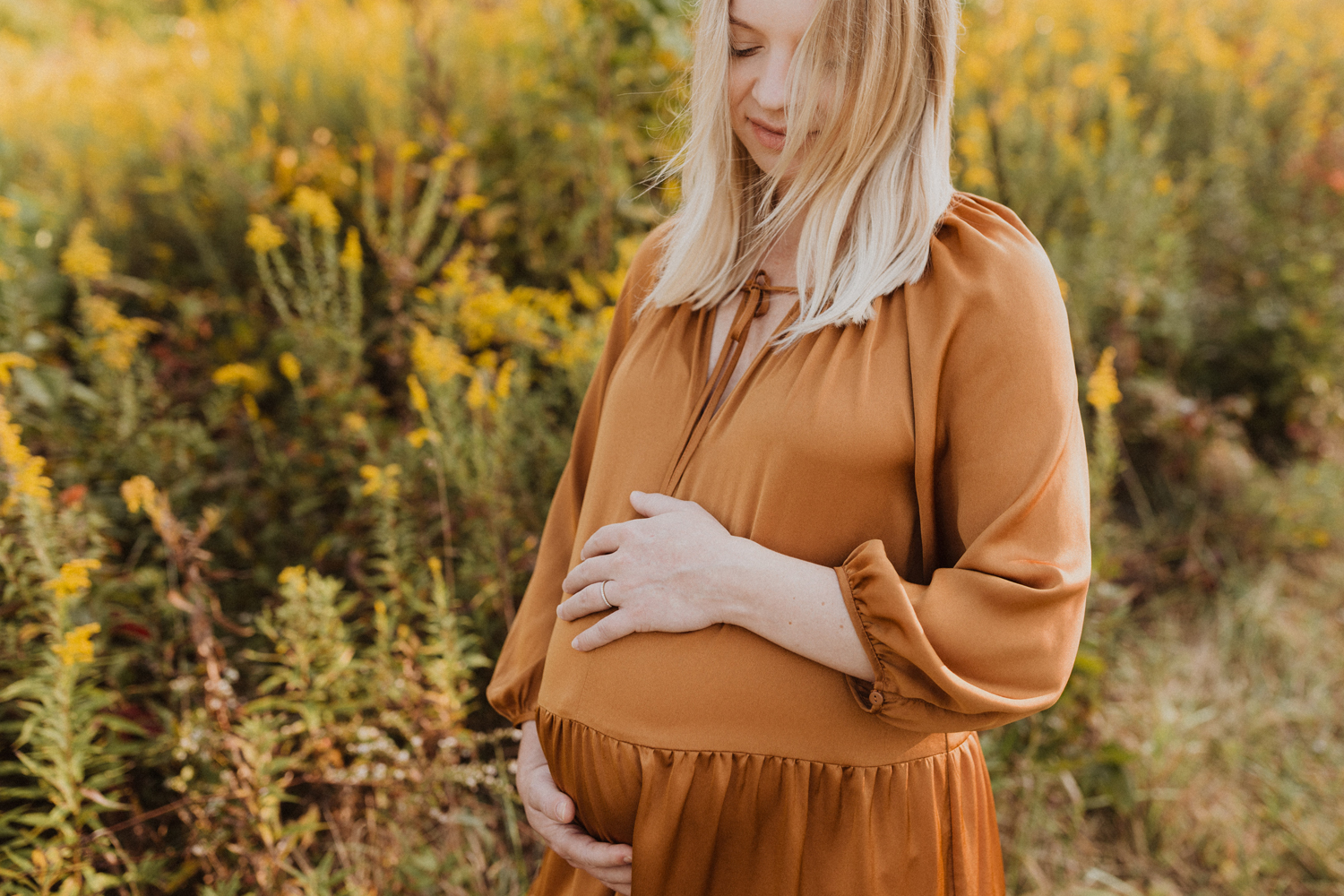 Motherhood Maternity Portrait Lauren Neal Photography Pregnant mother celebrates her maternity in Cincinnati, Ohio
